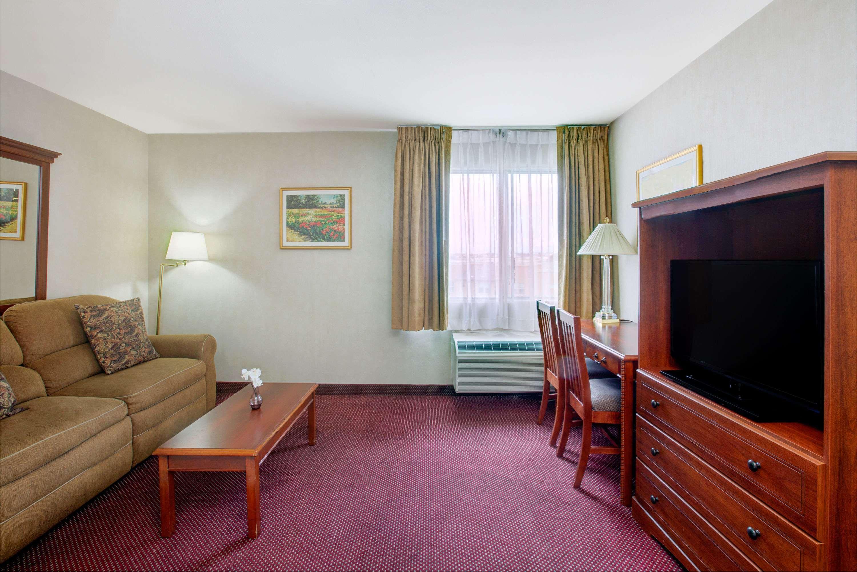 Ramada By Wyndham Hawthorne/Lax Hotel Eksteriør billede
